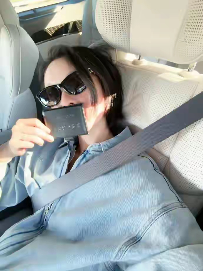 近日，倪妮晒驾照这事真的给我看乐了。之前看她在电影里开着车飙得行云流水，我还私下感慨这姐车技也太飒了。

结果现实里居然连驾照都没，片场那些酷炫操作全是特效和替身托底，攥着方向盘冒的冷汗倒是实打实的。

更绝的是她从学科目二开始就把考驾照拍成了连续剧，前前后后发12条微博，攒了整整94张自拍记录历程