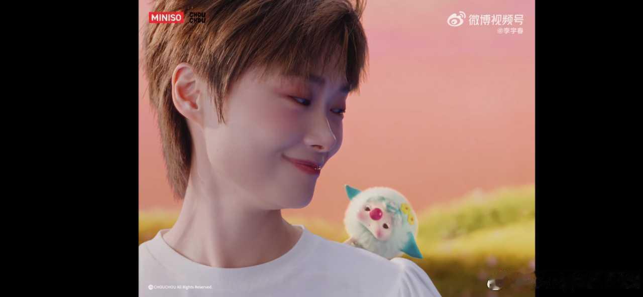 #李宇春CHOUCHOU名创优品潮流合作#  阎鹤祥站台那一刻，我就知道ID.ERA 5S不光是台车，更是个有态度的“大玩具”。全场最戳我的，是那个能主动预判路况的智能悬架——过坑洼时像把路面熨平了再走，后排爸妈再也不用跟着颠簸晃脑袋。这细节太“人味儿”了，技术不是为了炫，是为让坐你车的人 ​