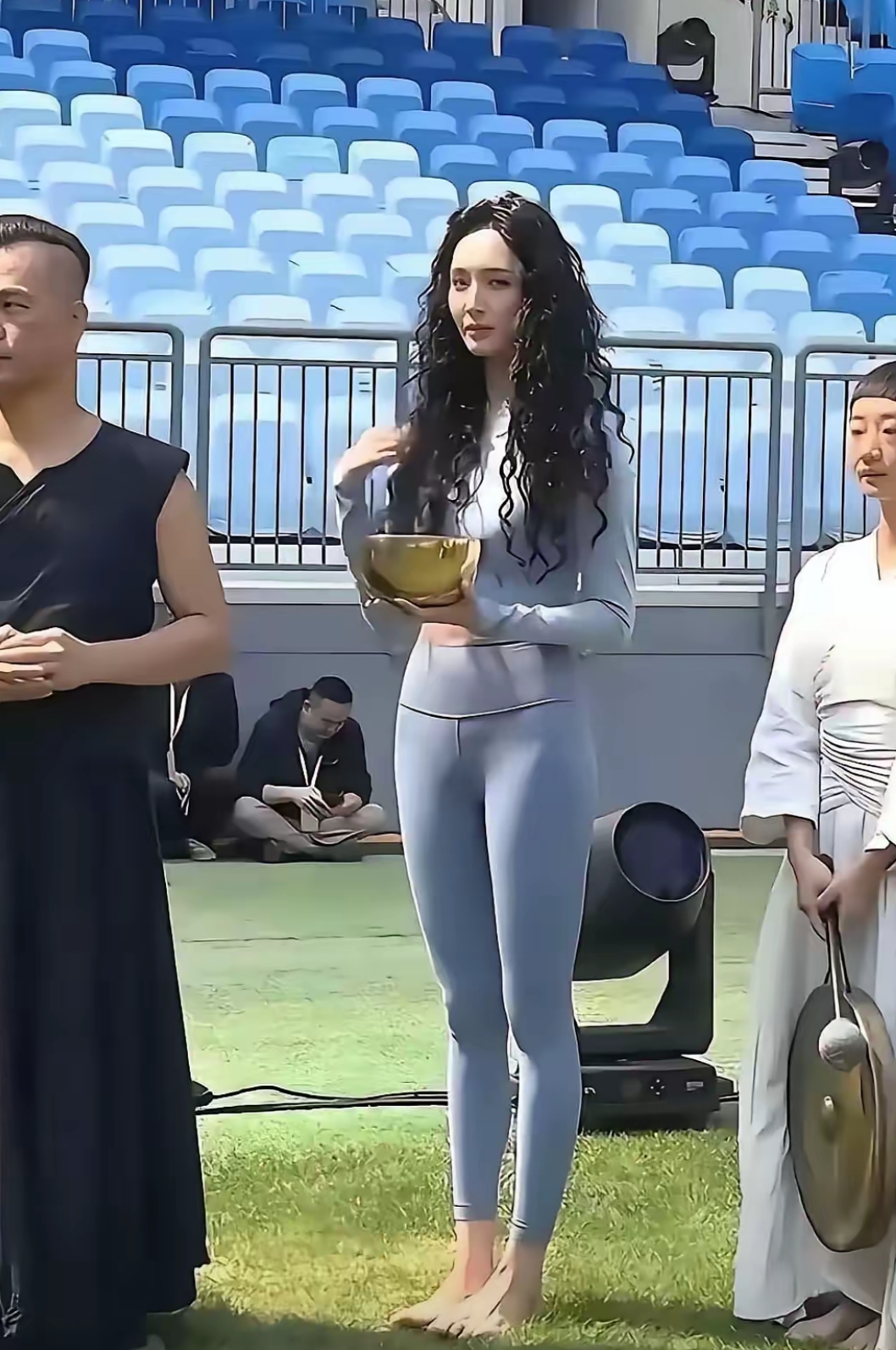 怪不得都说她好看，身材比例也好，谁看都会爱的女神。 紧身套装衣服不错...