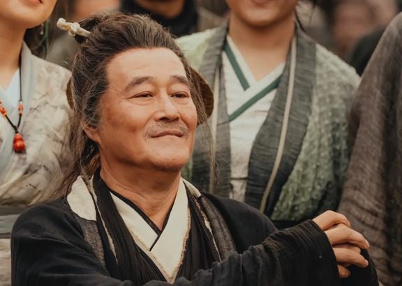 《鹊刀门传奇3》，估计今年不会开机了，导演去拍其他剧了！
	
9月3日，由唐铁军执导，宋小宝、赵海燕主演的情景喜剧《满院鸡毛》，在辽宁省铁岭县开机，主演还有杨树林、小东北等赵家班演员。
	
唐铁军，是本山传媒副总裁，也是知名导演，执导过《东北新青年》《鹊刀门传奇》等影视作品。
	
唐铁军与“谢广坤”唐鉴军没有亲戚关系，他加入赵家班的历史，说起来还有点传奇色彩。
	
唐铁军是湖南人，原本是个律师。2007年，他在广东上班时，偶然之间看到了赵本山的小品及赵家班的二人转作品，颇感兴趣，手写了6、7页信纸，指出赵本山小品及二人转表演的不足。
	
大约1个月以后，他突然接到了一个电话，是赵本山邀请他来自己的公司发展......
	
2009年，唐铁军放下之前的工作，毅然决然地来到了沈阳，早期在公司负责办公室管理工作；半年之后就被破格提拔为副总裁——证明他自身实力的同时，也不得不佩服赵本上的知人善用。
	
2016年开始，他开始负责公司的影视管理，并具体参与到影视创作；2021年担任导演，执导...