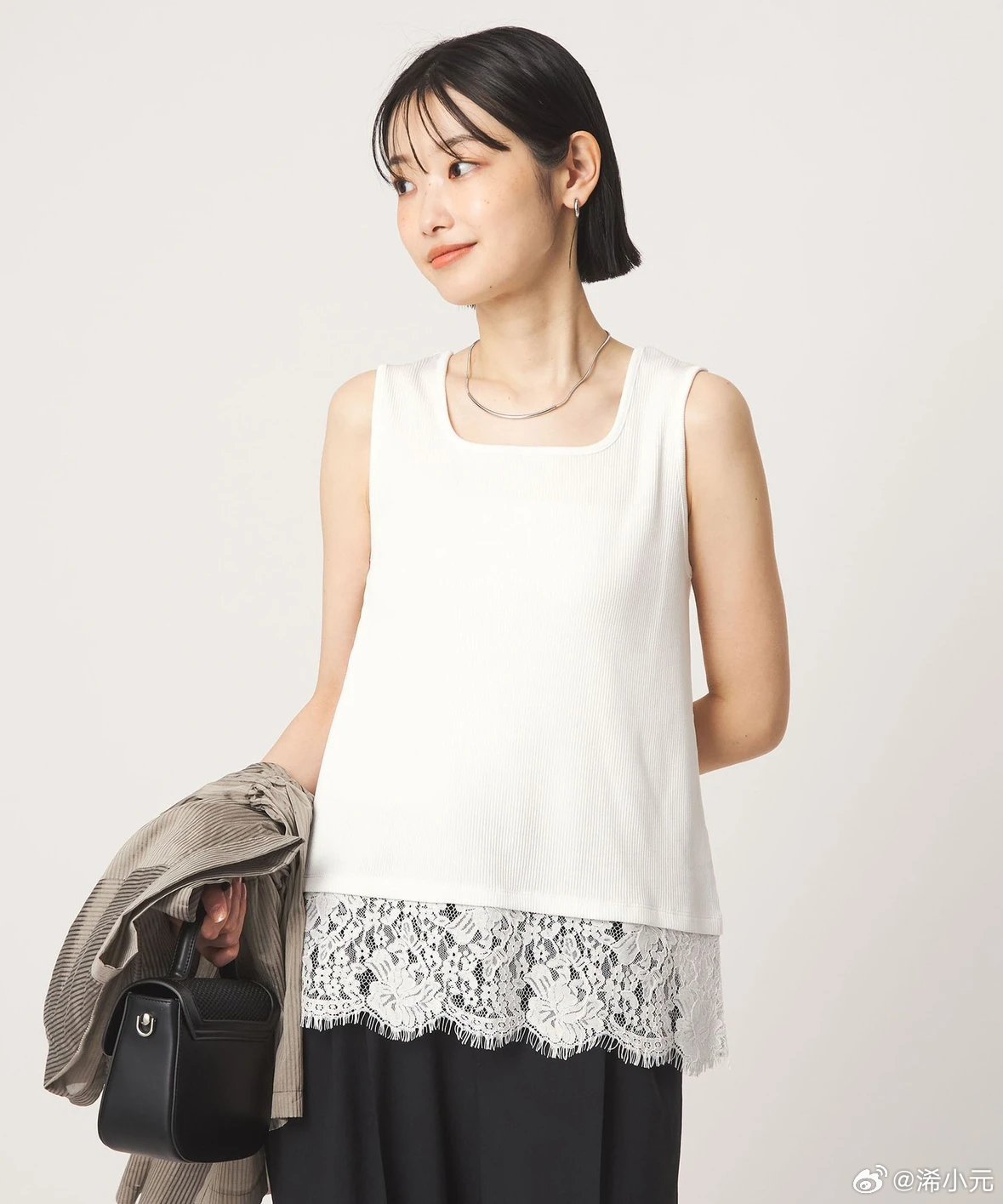今天洗好衣服是队友帮忙晾的，以我对他的了解，晾衣服基本不会特意把衣物抖平整但这件蕾丝背心看起来依旧平平整整，足以见得它很好打理。洗完大身主体基本不皱，只需要顺手把下摆蕾丝那部分简单捋平就可以。🫧🧼