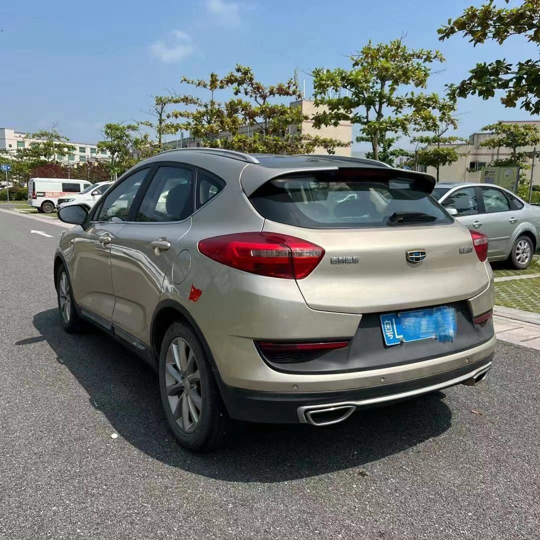 吉利帝豪空滤一万公里检查，两万公里更换，经常跑扬尘路段提前换。加速没劲、进气噪音变大，大多是空滤堵了。打开卡扣取出旧滤芯，清理壳内灰尘，新滤芯放平扣紧。自己动手就能换，不用跑修理厂，空滤通畅，发动机进气好，油耗也会更稳定【来自懂车帝车友圈】