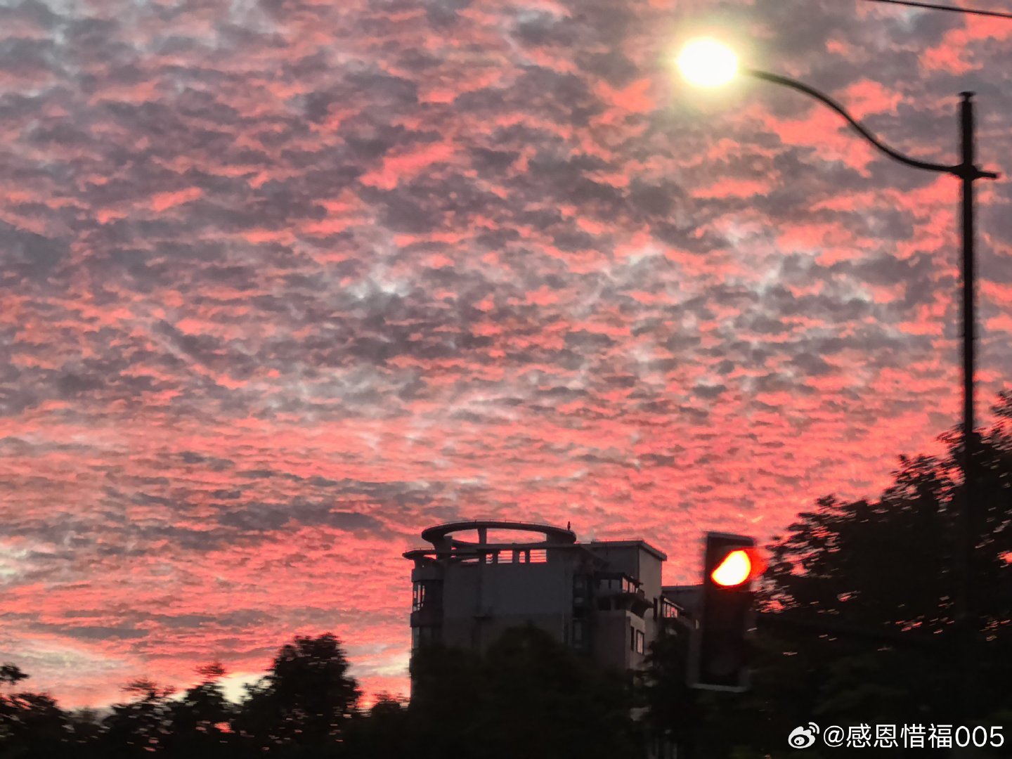 #要不要取消英语主科地位#英语可以降低高考分数，满分可以是120分（现在满分150分 ）。另外小学初中阶段让学生多读多说，以便能更好灵活应用。其实上海高考英语的试卷难度绝对有雅思7分的难度。所以上海高考英语满分降30分也是可行的。 ​