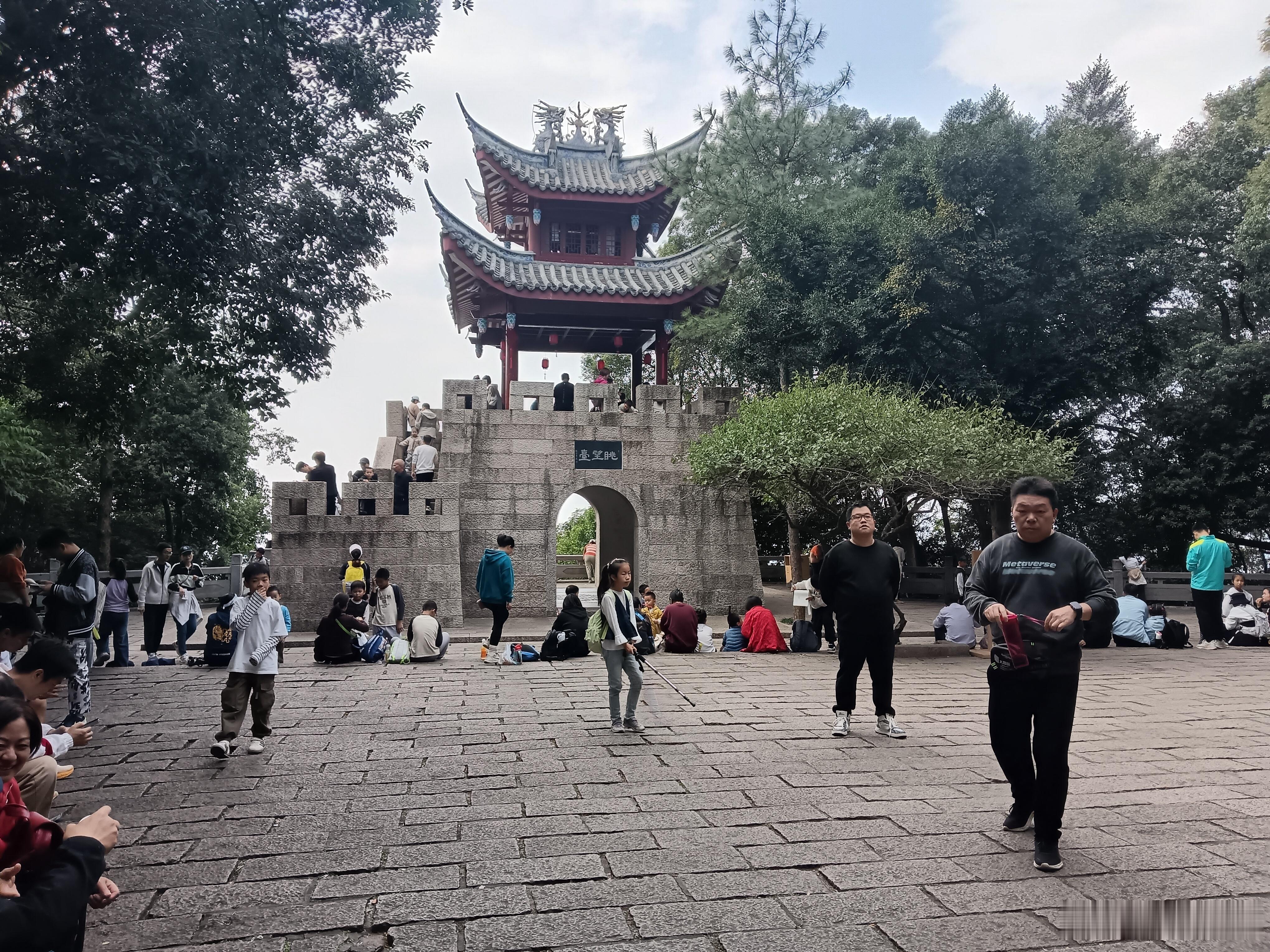 感觉用久了苹果手机，都用不惯安卓机～这个手机都是当闹钟用的！好想去深圳一趟…找阿瓜，找臭昭吃个饭，然后去香港玩几天，我哥也在深圳，还有胖大海也在…可是我准备去学新娘化妆了，不敢再乱花钱了[笑cry]明年去吧，自己多赚点钱，多存一点再去吧PS：为了减肥去爬鼓山，然后脚抖！求求了，救救孩子 ​