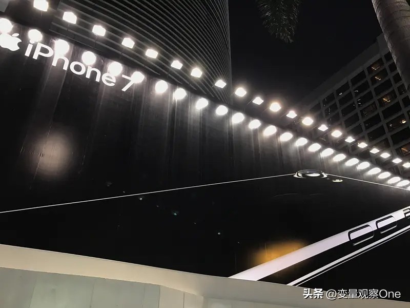 #iPhone 17或月底涨价：最高多花近千元，真正涨的是“存储成本”

苹果又可能要涨价了。

据供应链消息，苹果计划在8月底前完成全球iPhone 17系列调价，单机涨幅上限或不超过1000元人民币。目前这一消息尚未得到苹果官方确认，属于供应链传闻。此前苹果已经在日本上调iPhone 17系列价