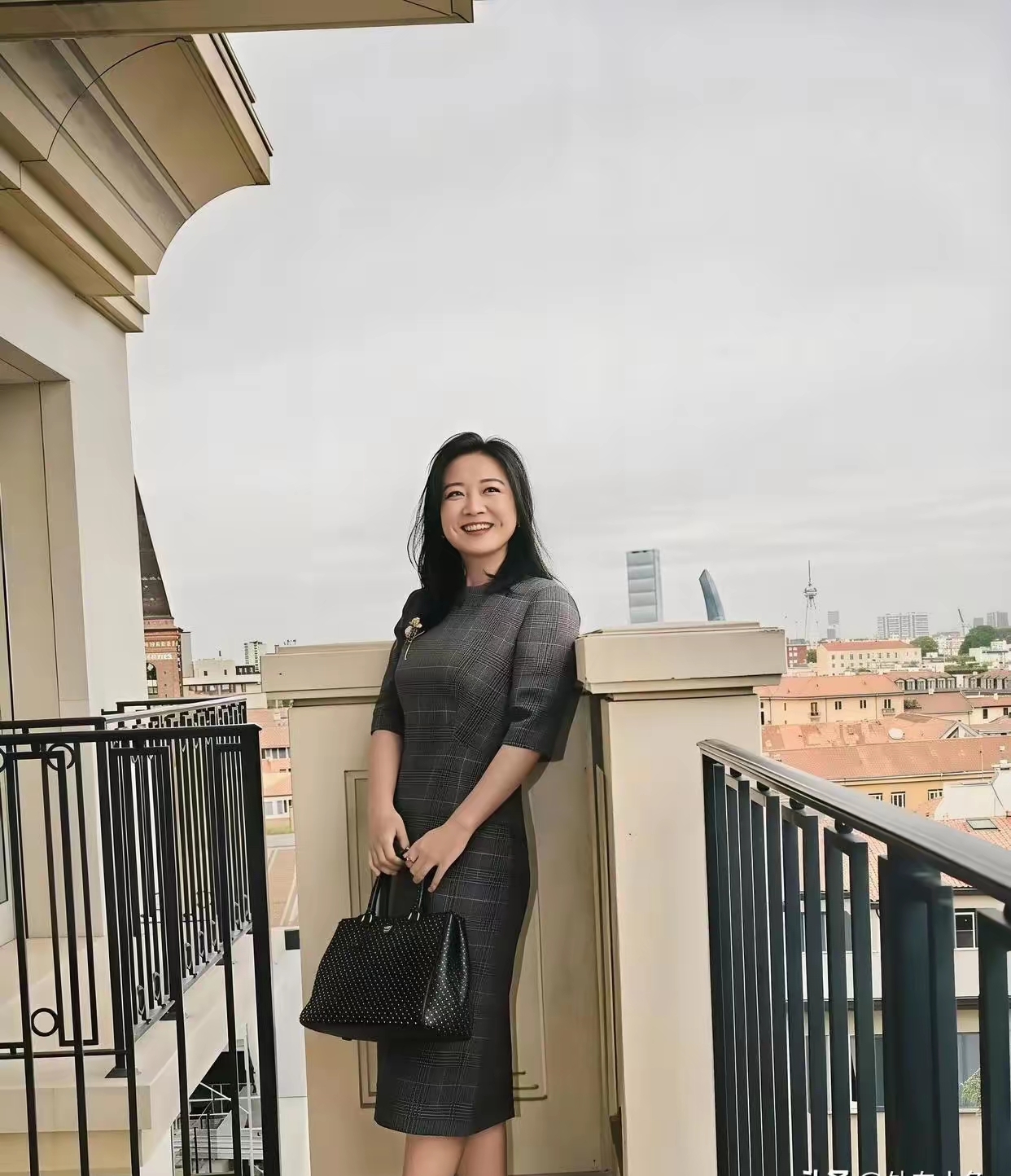 贾玲是把减肥进行到底了，还以为拍完电影以后，就会复胖的。

实在是没想到，过去这么久了，贾玲还能保持的这么好，不过贾玲的头是挺大的，总感觉哪里有些不和谐。

现在的贾玲很少露面了，但是时不时还会露面，基本都是参加活动，时装秀一类的，不会以后走时尚路线，不演戏了？