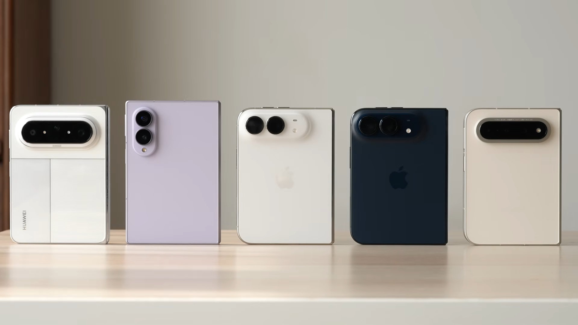 iPhone Duo评测解禁了，这么多的阔折叠对比，你更喜欢哪一个的背面设计呢？ ​
