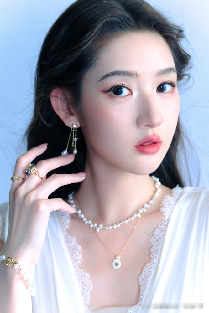 王玉雯自嘲没才艺，龚俊直接一句你没有故事，全场都懵了。
综艺里，王玉雯刚说自己唱歌跳舞都不行，龚俊当场上演严厉导师，步步紧逼，连番质疑，把气氛拉到最紧。结果下一秒，他突然临阵倒戈，说就欣赏这种真实，两人握手言和。
这反转，编剧都不敢这么写。
龚俊这综艺感，真不是装出来的。采访里敢说看腻了自己的