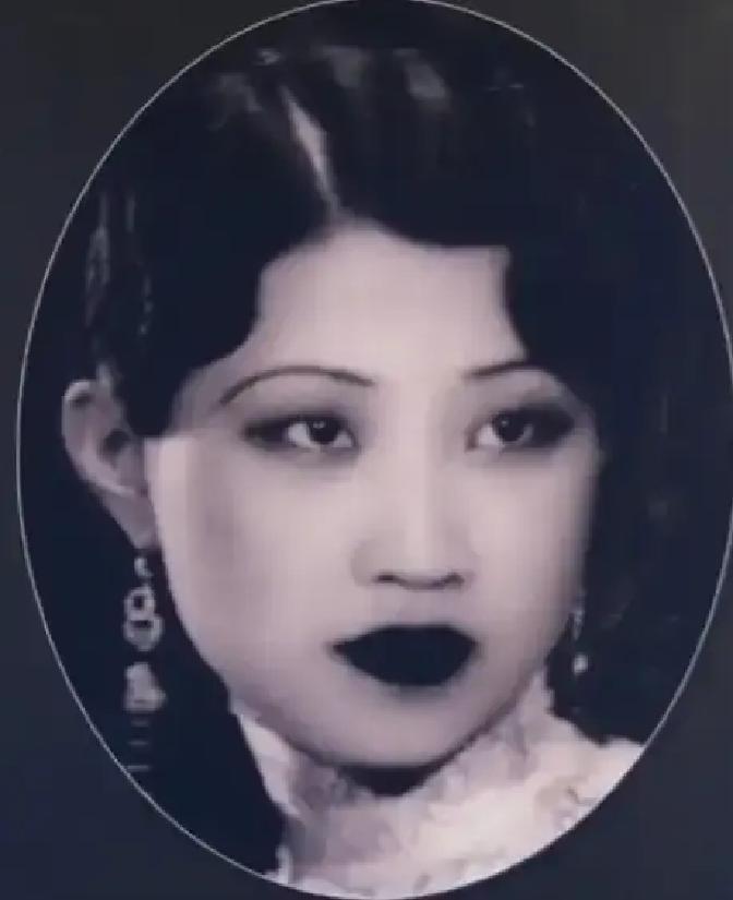 张学良出生在张作霖的家庭，年轻时手握权势，又长得英俊，身边自然少不了女人。

他说起这些事的时候，脸上没什么得意，倒像在说别人似的。采访的人又问：“那这十一个里头，有没有让您特别难忘的？”
张学良想了想，说：“有一个，是朋友的太太。”他没说名字，只说那女人丈夫是个军官，常不在家。有回他去拜访，那女人