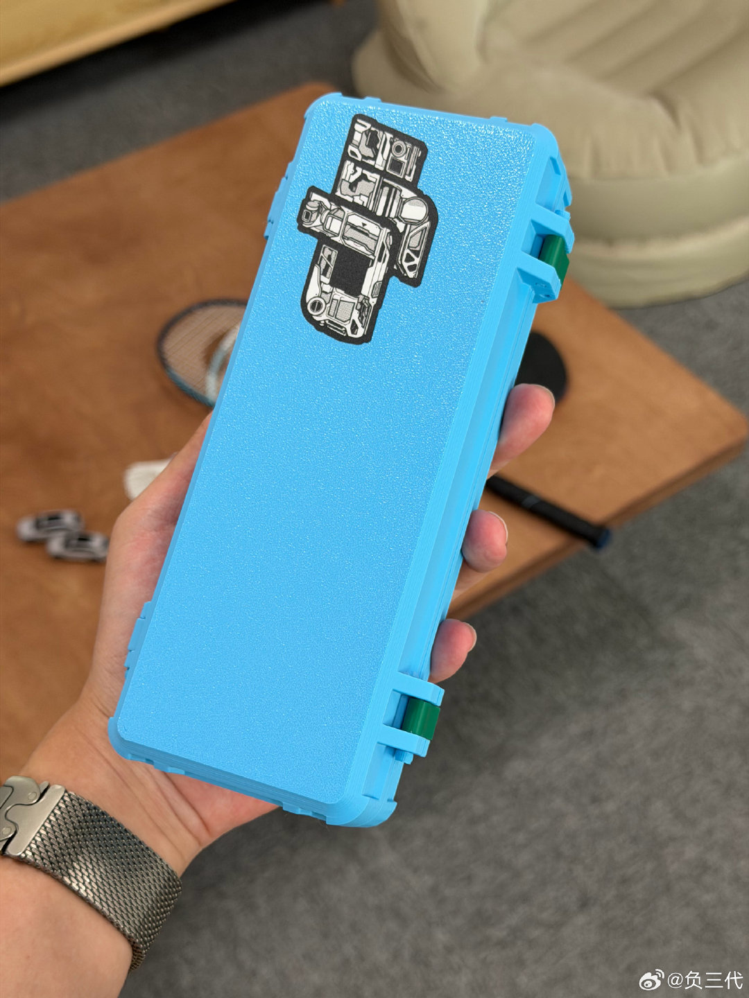 大疆Pocket4P标准版是没有收纳盒的，刚好花时间3D打印了一个，质感很差，但勉强能用[笑cry] ​
