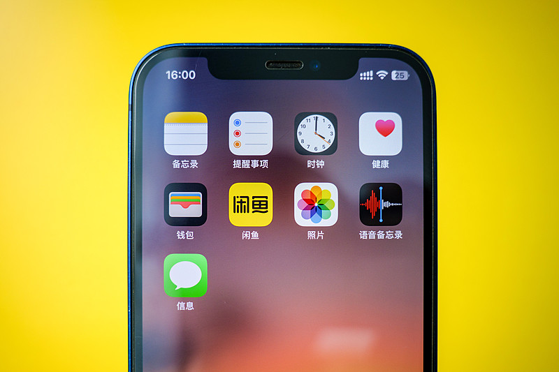 💸iPhone Duo黄牛梦碎！想加价6000转手，收货商最高只给加3000！
 
有人抢到首批iPhone Duo，满心欢喜打算大赚一笔，结果二手回收报价远低于预期，只能下架订单。
 
囤货商家更惨，百万货源遭遇买家连续压价，报价跌破成本，手握订金进退两难。
 
预售时网上标价溢价几万，实际行情两
