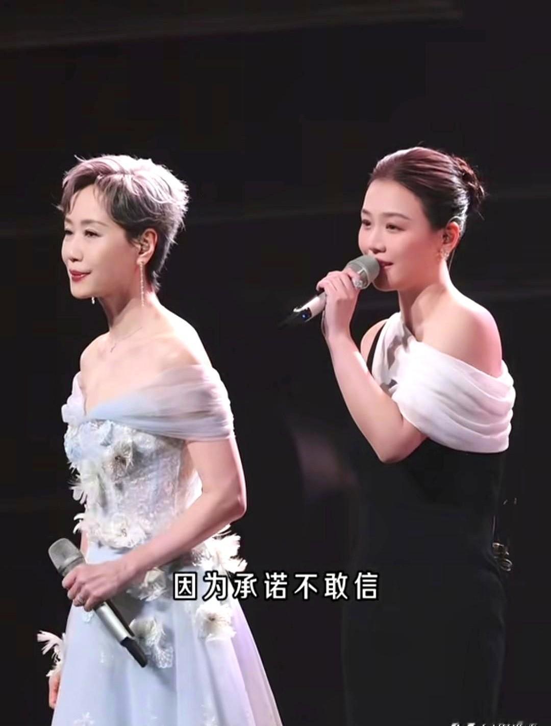 叶童和马思纯一登台，弹幕炸了：这俩人衣服是不是穿反了？

马思纯裹着深色长裙，满头银丝的叶童反而挑了件浅色礼服。镜头推近，一个透着沉稳，一个倒像个轻盈的小姑娘。

不少人觉得长辈就该穿深色压阵，年轻人得穿浅色。可你看台上，马思纯肩膀一挺，深色正好压住气场；叶童拽着裙摆一转身，眼里全是光，哪有半点六旬
