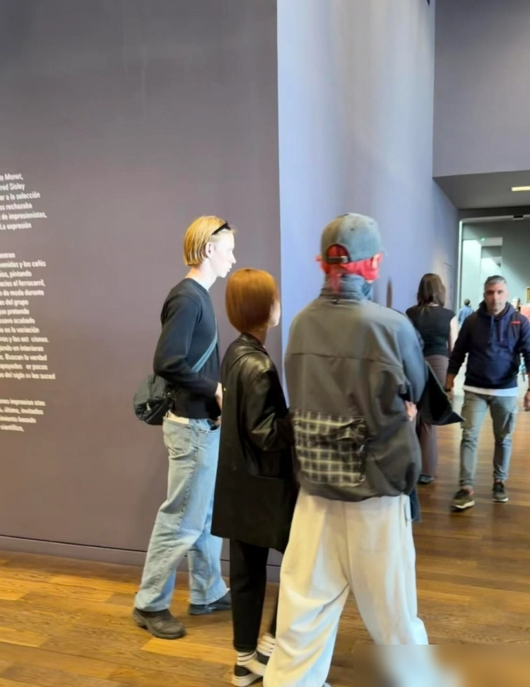 谁懂啊，结婚7年没生娃，杨丞琳李荣浩巴黎看展的画面引热议。
9月10号他俩逛奥赛博物馆，纯私人休闲行程，没带任何商业团队。
李荣浩顶着醒目的红头发，穿黑上衣配白长裤，杨丞琳裹黑皮衣黑长裤，全程牵手挽手还搂腰依偎，状态松弛得就像普通情侣逛展。
原来婚姻的幸福，从来不是按别人的模板活出来的。