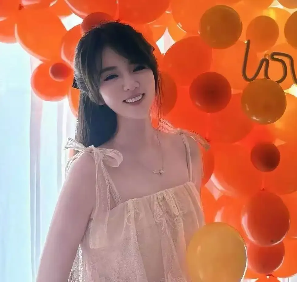 王晓晨，这还是你么？

9月4号下午4点，王晓晨晒了张自拍，并配文说：“9月的金秋，你好吗？”

可她那天其实人在深圳，刚出席完新品发布会，前阵子又被感情、修图、剧集相关的讨论一层层推到镜头底下。

一张自拍，本来就是日常里最轻的一下，结果到了她这儿，像被人拿着放大镜照，嘴角、眼神、滤镜、情绪，全都