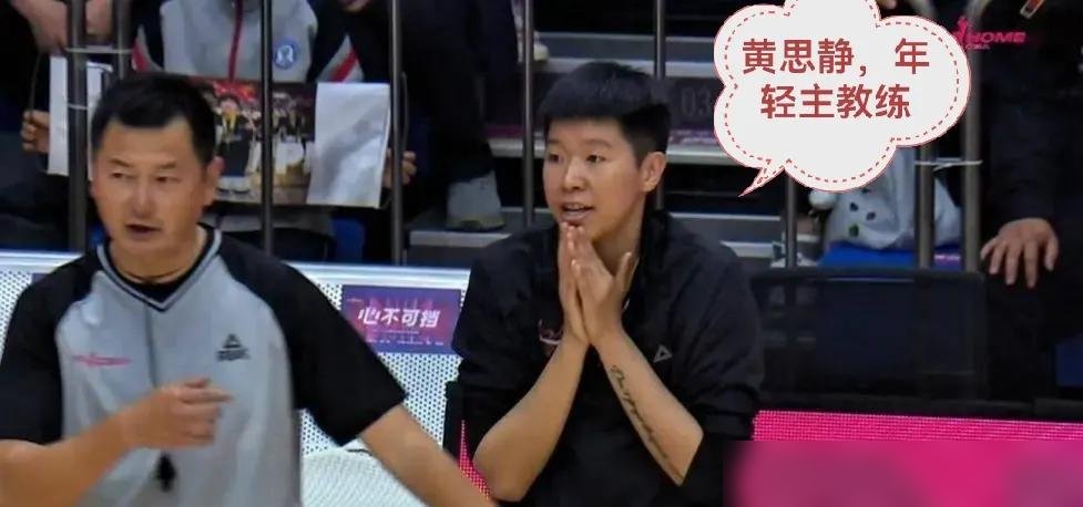李月汝回国了，没回广东，直接加盟山西竹叶青。
再看广东女篮这份邀请赛名单，更狠。初慧萱、李文霞，6个当打之年的青年球员，全转出去了。一批U21冠军成员，连一队门槛都没摸着。
黄思静自己挂帅，带着杨力维、迪拉娜这12个人打。青训看着厚，往外输送也真不手软。
一边是人才哗哗往外走，一边是冠军班底留
