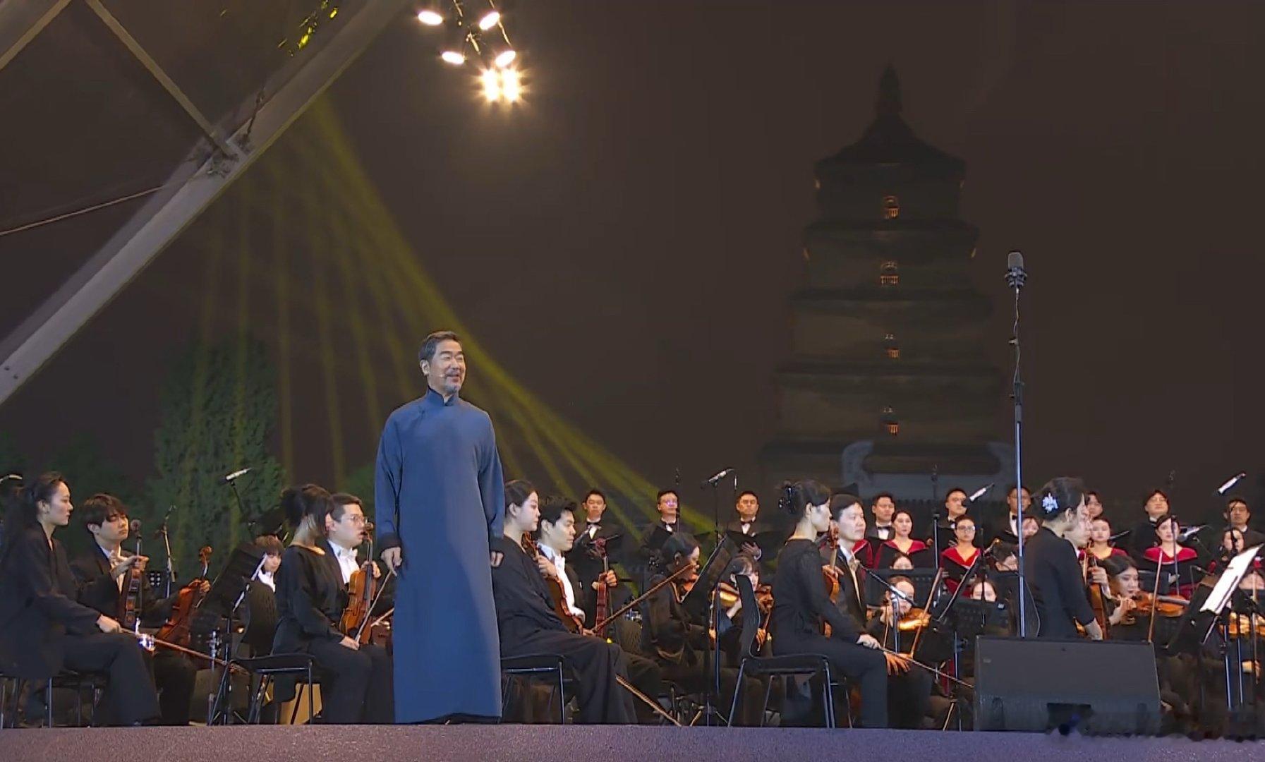 永远被张国立震撼[泪][泪][泪]跟以前的版本又不一样了 大雁塔下简直世界名画
感觉第一次看这场表演的时候，情绪最悲怆的是杨妃被赐死的叙事阶段，如今再看，情绪又是在长生殿里相见的时候达到顶峰，每一次都好，每一次都是不一样的好[泪] ​