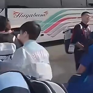 夹缝中找珠咪[awsl]
等班车把我孩子晒懵了 咋不打伞呢？#孙颖莎# ​