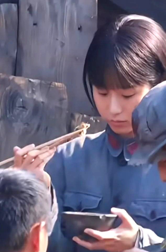 同样在公开镜头前吃饭，两个女演员拿筷子的方式截然相反。

王晓慧在拍《红色密码》时，握筷姿势规范又自然，老老实实夹菜，算是个规矩的示范。可到了《我家那闺女》里，代露娃用的却是特制“脚丫筷子”。这东西连菜都夹不住，目的倒也直白——靠夹不上来硬生生抑制食欲，达到减肥效果。

都在大屏幕上露脸，一个端正规