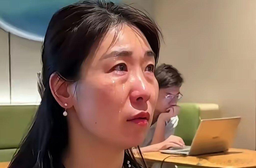 #罗爷说法##罗爷睿评##v光计划#  朱女士“不怕离婚，只怕维权无果”，道尽原配之痛！婚外胚胎案暴露法律短板：破坏婚姻家庭，竟无刑责可追！增设《破坏婚姻家庭罪》，刻不容缓！婚外情不是私事，是对公序良俗的践踏！法律必须亮剑，严惩插足者，让破坏者付出代价！否则，维权无门，正气难伸！立法补漏 ​