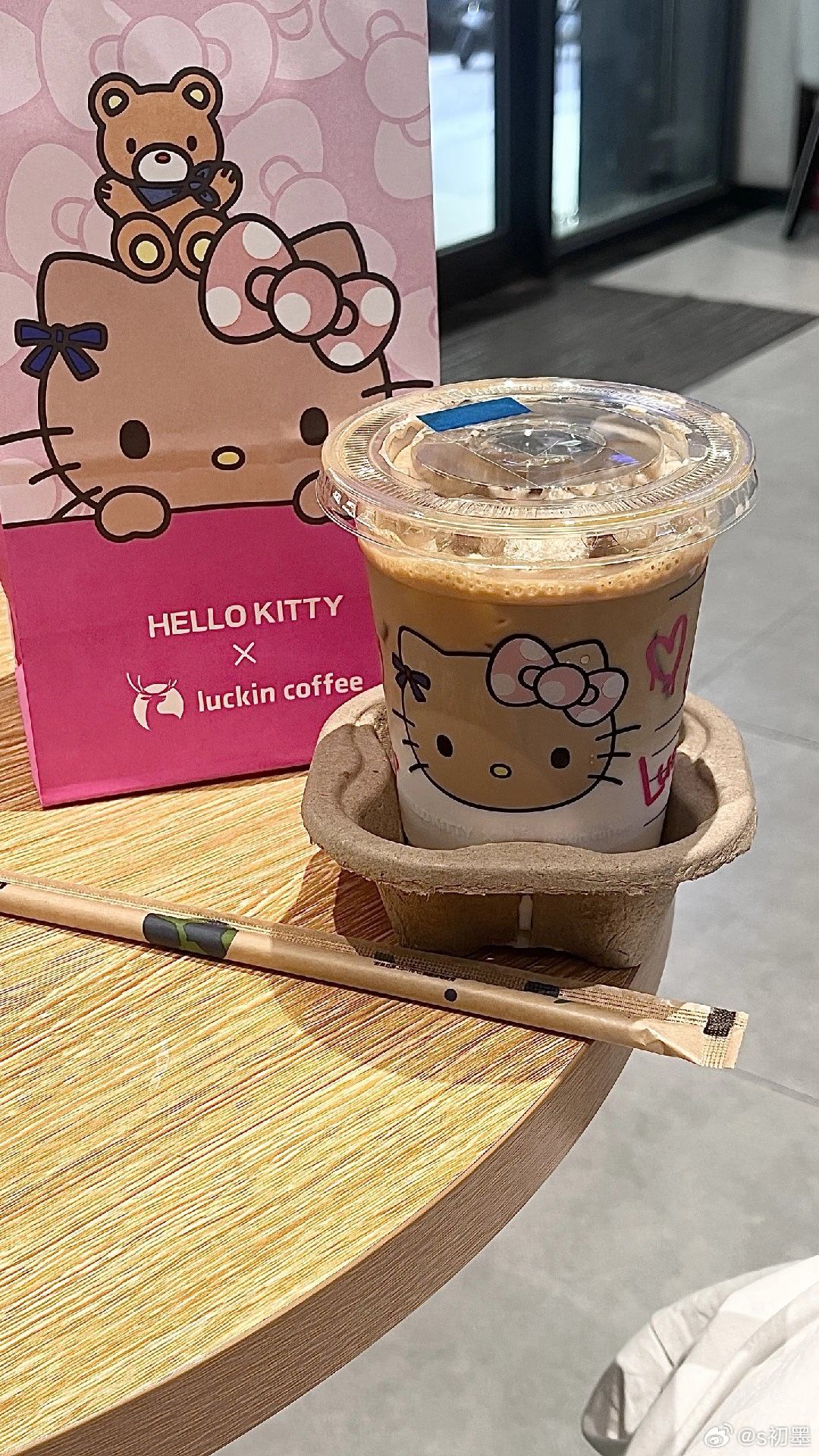 瑞幸咖啡    瑞幸Hello Kitty联名太戳少女心谁能拒绝带着H...