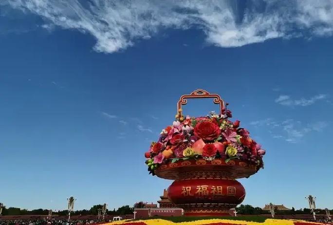 排队时间长‌：热门景区普遍限流，入园、等车、上厕所都要排长队，一天下来真正看景的时间没多少。
‌消费虚高‌：人一多，住