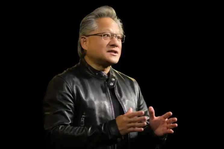 黄仁勋说这话之前，坐在伦敦一个活动现场。记者问他：你怎么看德国在AI领域的位置？
他停了一下，然后说：&34;老实说，没有什么比这更让我痛心——看着一个技术上最先进的国家之一，在技术领域被远远甩在后面。&34;现场沉默了一下。
这话不是骂，但比骂难受。因为是黄仁勋说的。
全球市值最高科技公司的CEO，一个靠卖G