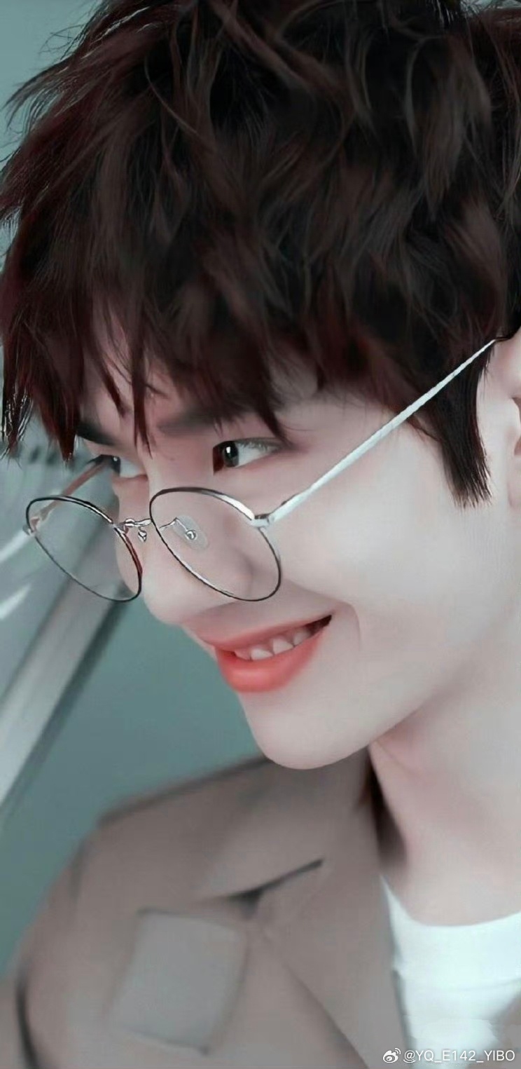 [超话]   我爱的少年啊，踩着滑板横穿世俗吧🛹​​​