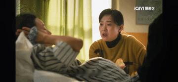 《余红旧事》收官！第30-34集的主要剧情及人物结局如下：
一、陈红临产，刘阳一直没有松口答应去领证，但女儿生下来灵巧又健康，给大家伙带来了欢乐。唠嗑时听姐姐刘娟说起四营路一带房子要拆迁查户口资料，刘阳一惊：藏着东哥尸体的皮子仓库，正是在四营路上。
二、四营路房子拆迁如期进行，警察在赵长友名下的房子