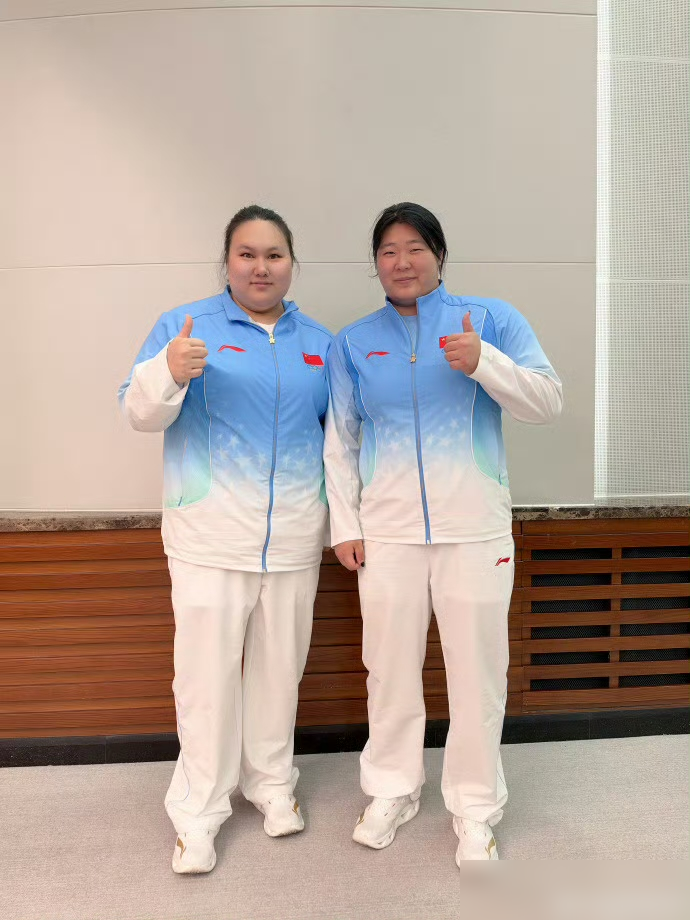 李雯雯举着140公斤抓举成绩，随手发了个合影，旁边站着的姑娘更狠。
这人叫严子怡，扔标枪的。名古屋亚运会决赛，第一投70米46，直接破了亚运纪录，抬腿就走。剩下5次试投全放弃，真就一枪下班。
被她甩在后面的第二名，巴黎奥运冠军北口榛花，成绩62米70。差了快8米，连尾灯都看不见。
李雯雯那边也