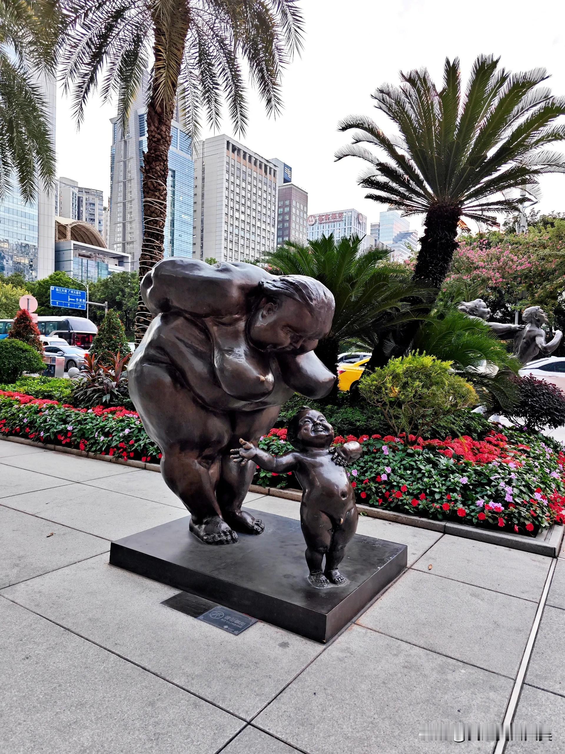 位于珠江新城富力中心门前的“胖女孩”系列雕塑 艺术家徐鸿飞的作品 对于...