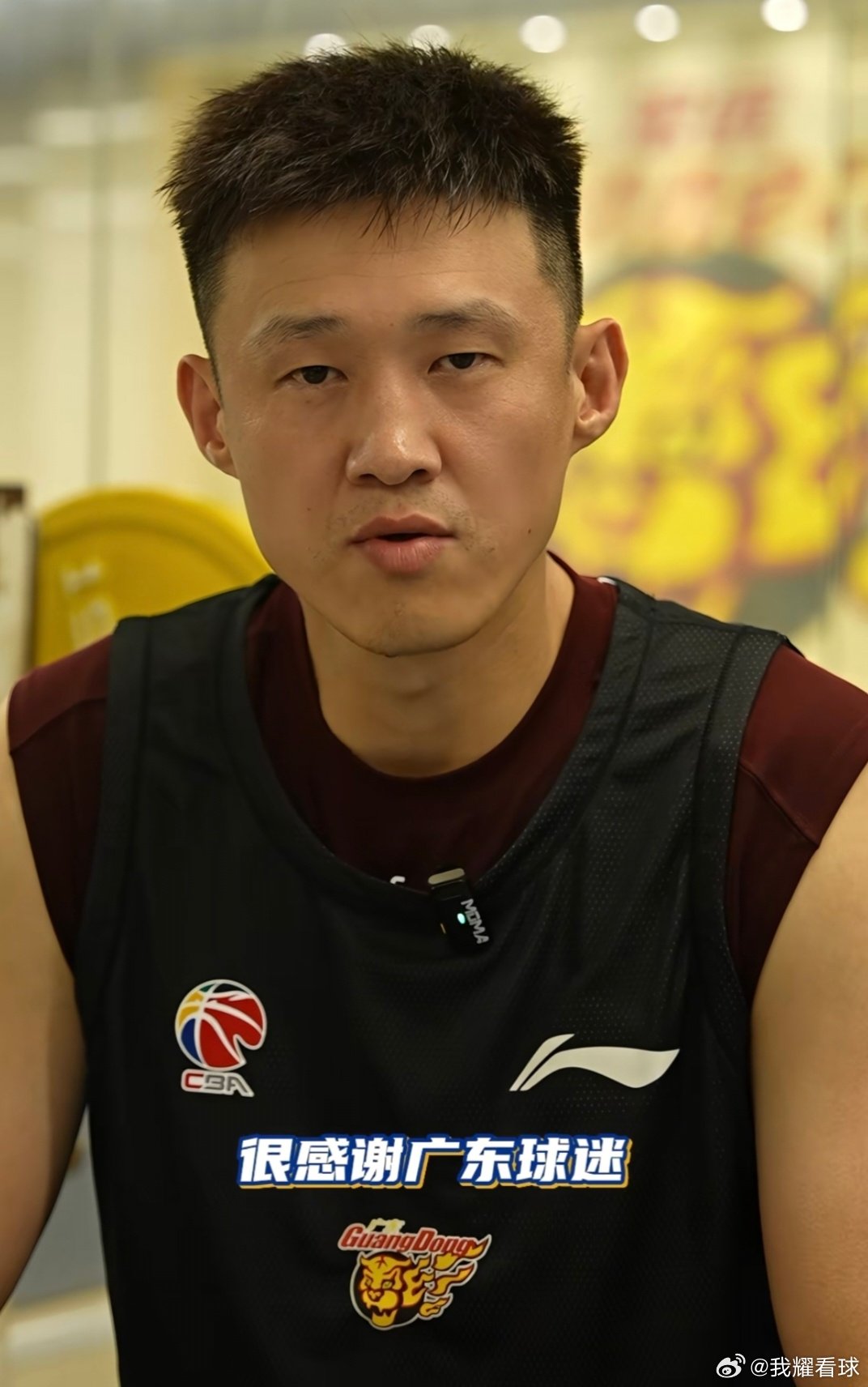 一切还是那么熟悉，周鹏身穿宏远训练服参与队内对抗，攻防两端对位黄明依，小黄跟着老大哥好好练啊，加油！ ​