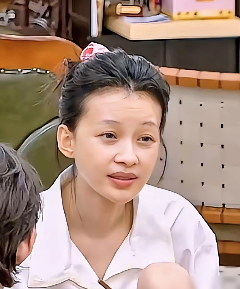 黄明昊写纸条吐槽孙怡妆前一个人妆后一个人，结果字迹露馅了。
孙怡当场翻白眼回怼：见过我卸妆的，全场就你一个。
这要换一般女明星，估计早就挂不住了。
但孙怡是真松弛。前阵子虹桥机场生图被拍，素颜蜡黄、唇色发暗，跟精修图判若两人。网友扒出来，她私下上综艺也常敷着面膜穿睡衣就出镜，压根不端。
圈里