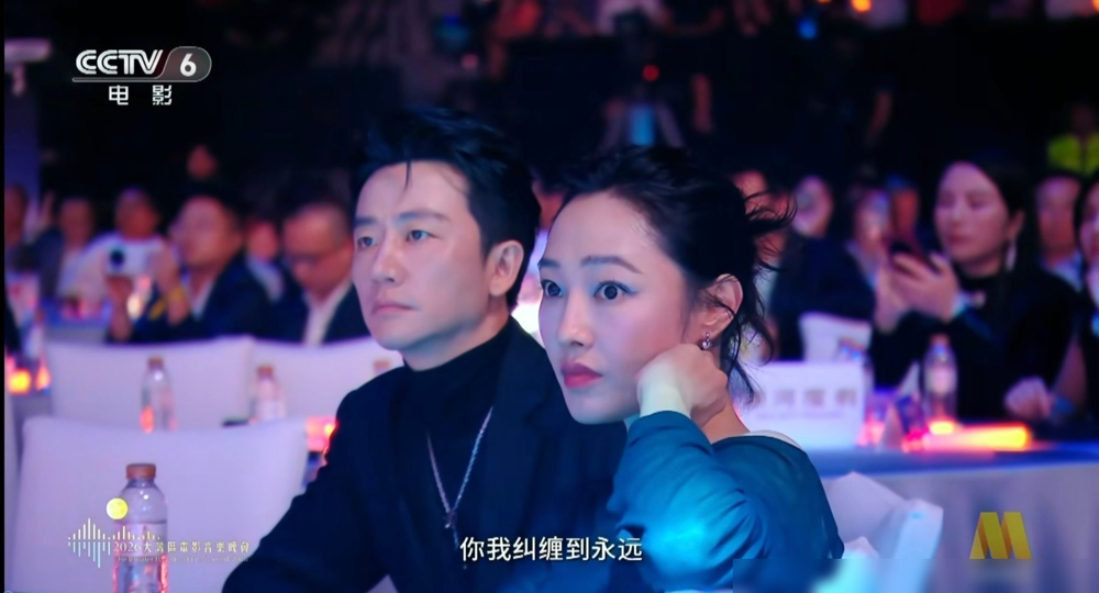 六十五岁崔健往台上一站，不唱《一无所有》，唱了首《时间的B面》。全开麦，真嗓子。唱到一半他停了，冲台下喊，男的喊老子根本没变，女的喊老娘根本没变。台下明星表情全僵了。有人骂难听，像嗓子卡痰。有人说这是唯一没把晚会当KTV包厢的人。四十年了，别人都在讨好算法，他还在问自己变没变。老炮儿不是唱不动了，是
