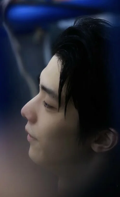 这人眉骨长得真好。。。