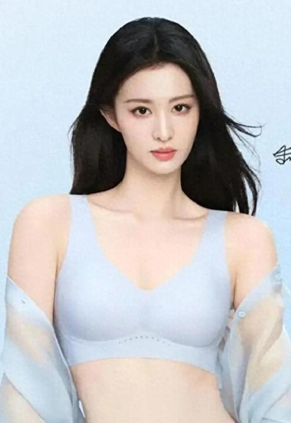 后来知道她↓叫王楚然，主业不是内模特，而是演员。