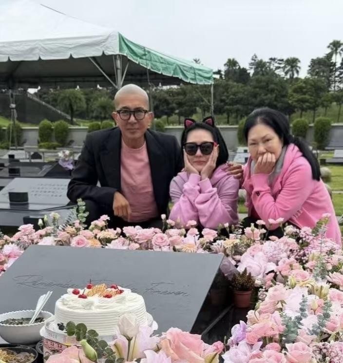 以为时间久了就能翻篇，可有些日子一到，人还是会被拽回去。
10月6日，大S 50岁冥诞。小S、S妈、具俊晔，还有范玮琪和陈建州，一起去了金宝山。众人穿着粉色衣服，墓碑旁摆满粉白花束，带了香槟和蛋糕。小S发文说，坐在姐姐旁边，又哭又笑地聊着往事。
具俊晔一只手搭在S妈肩上，被镜头拍了下来。那些关于翁婿