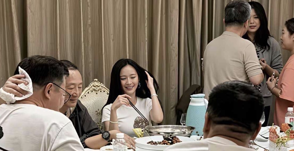 京圈的水有多深？

这张流传很广的饭局照片，杨幂坐在席间谈笑，一众影视圈大佬围坐一桌，一张私下聚餐抓拍，让很多网友感叹娱乐圈人脉饭局的门道。

很多人眼里，京圈代表着影视行业里盘根错节的人脉网络，导演、编剧、资本方、演员坐在一起吃饭，不只是简单叙旧，更是资源交流的场合。一部项目的筹备、角色的敲定、投