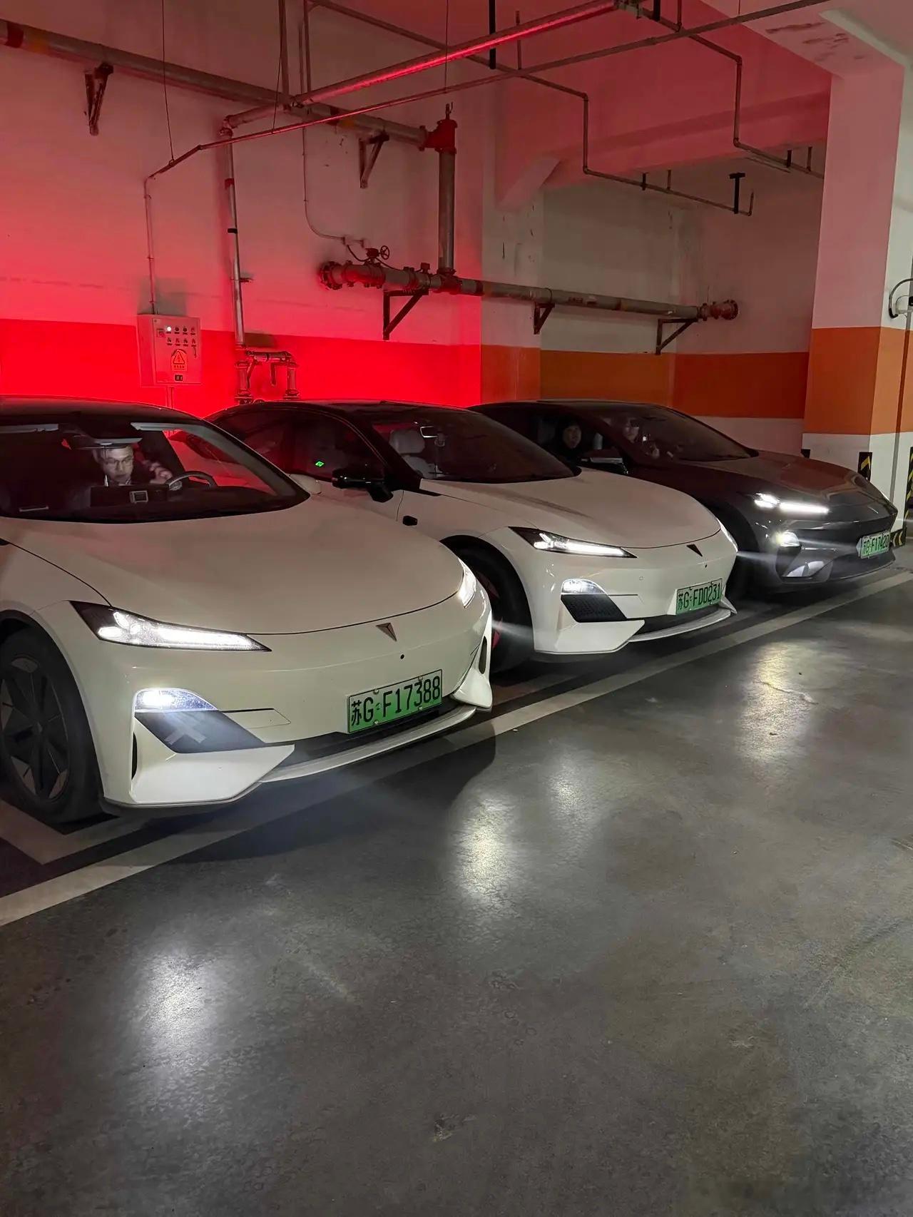 与深蓝相伴，邂逅温暖车友

提深蓝SL03转眼已经半年，当初选择深蓝，我收获的不仅仅是一台属于自己的爱车，更有幸遇见了一群志同道合的车友。

刚加入车友群的时候，我内心还有几分拘谨，对车辆不少功能都不太熟悉。遇到用车上的困惑，我抱着试一试的心态在群里发问，很快就收到很多车友热心的回复。第 ​