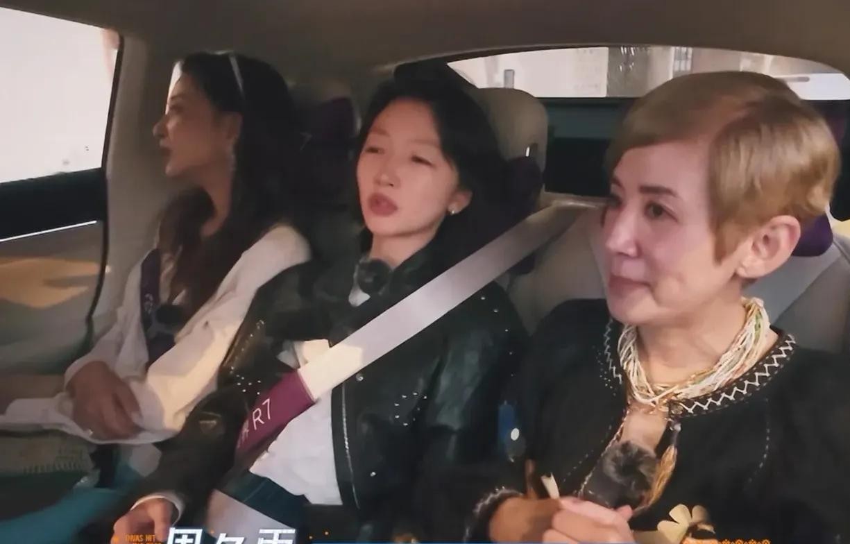 拍戏时连导演和场务都不敢随便叫醒她，吴君如在镜头前聊起以前的片场规矩，直接把周冬雨给听愣了。
原来她当年拍戏一到现场，找个地方支起椅子倒头就睡，非得等全组机位、灯光全部调顺当了，才肯起来开工。
周冬雨在一旁满脸难以置信，直言平时相处完全没看出来这位前辈还有这种脾气。
其实哪里是单纯的脾气大，说