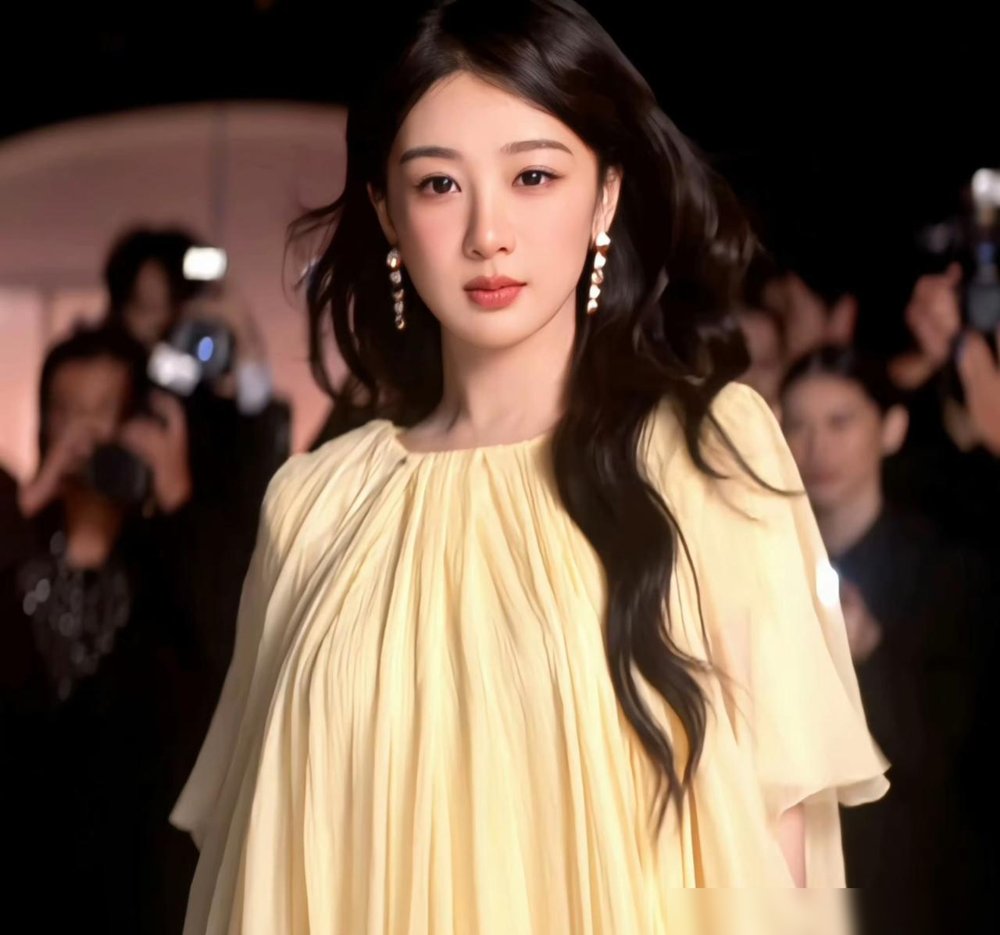 杨紫走红毯走到一半，发现自己听错指令了。
Vogue那晚下着雨，她以为该出场了，结果走出去又被叫回来。换别人早慌了，她倒好，踩着高跟鞋稳稳当当走完，还走得挺松弛。
网友扒出细节：这身Ronald van der Kemp高定是2026春夏款，配Pomellato珠宝，单人首宣直播。台上从容，台下
