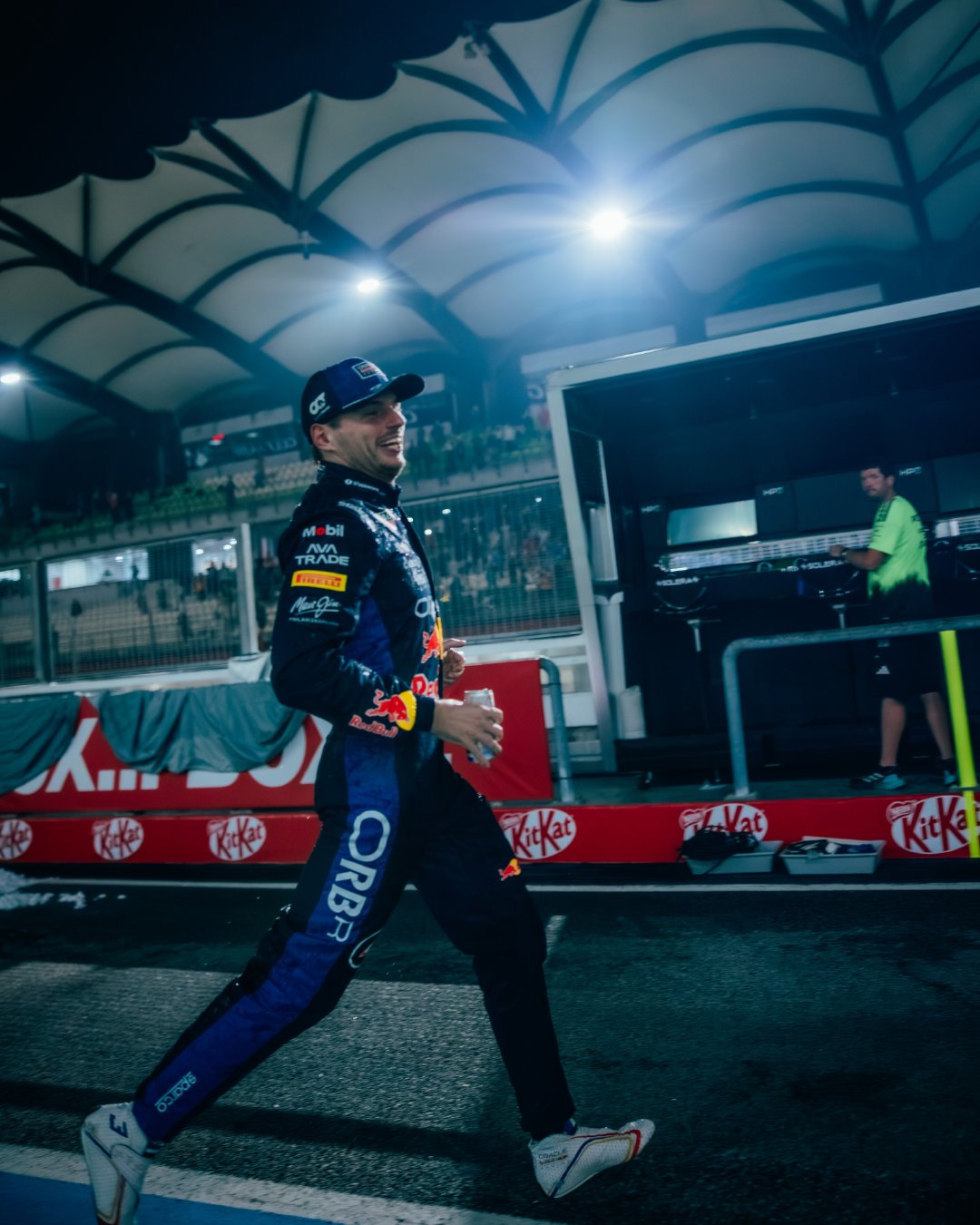属于红牛车队的夜晚💙🏆✨

共同庆祝这来之不易的胜利✌🏻

#F1[超话]##2026F1巴林大奖赛雪邦站##维斯塔潘雪邦夺冠# ​