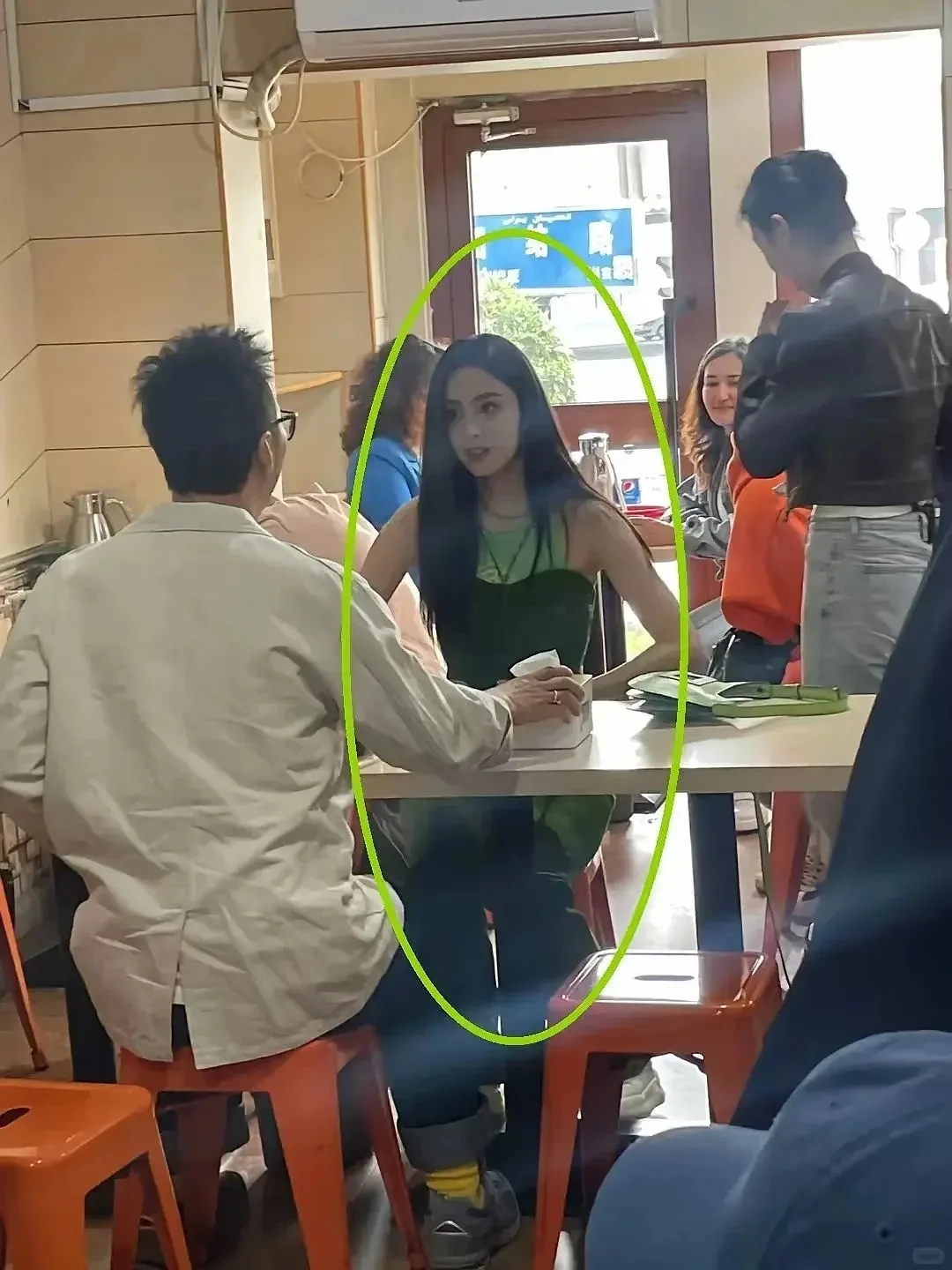 偶遇一位明星，有人认得吗