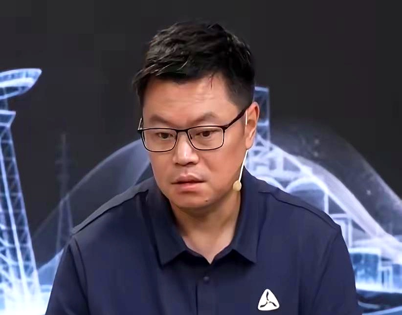 王楚钦被林诗栋打了个4比0，这比分搁以前谁敢想
 

侯英超早就预判到了，林诗栋能赢，关键就在于兼项太磨炼人
 

打完团体赛没歇多久就上混双，热乎的手感根本没凉透，接上男单直接就能满电输出
 

反观王楚钦身上带伤，跑动受限，这此消彼长之下输球倒也在情理之中
 

连赛后采访里，林诗栋自己也承认兼