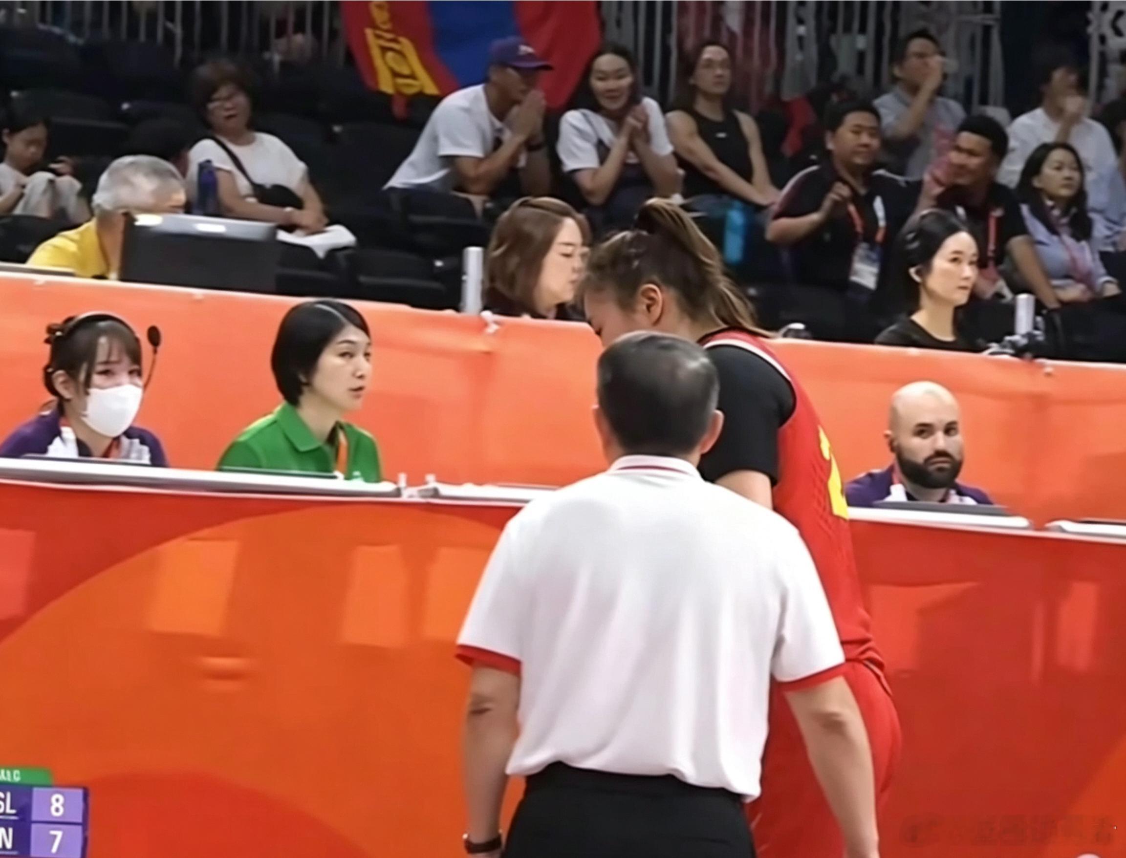 女篮也有属于自己的“林葳时刻”，不同的故事，相似的结局。
 
亚运会女篮赛场，出现了很有争议的一幕：刘禹彤被替换下场，宫鲁鸣指导在场边追着沟通战术，她没有回头也没有回应，径直走向替补席。当众无视教练沟通，这挑战的不只是情面，更是教练在队内的权威。
 
后续半决赛对阵韩国、铜牌战对阵中国 ​