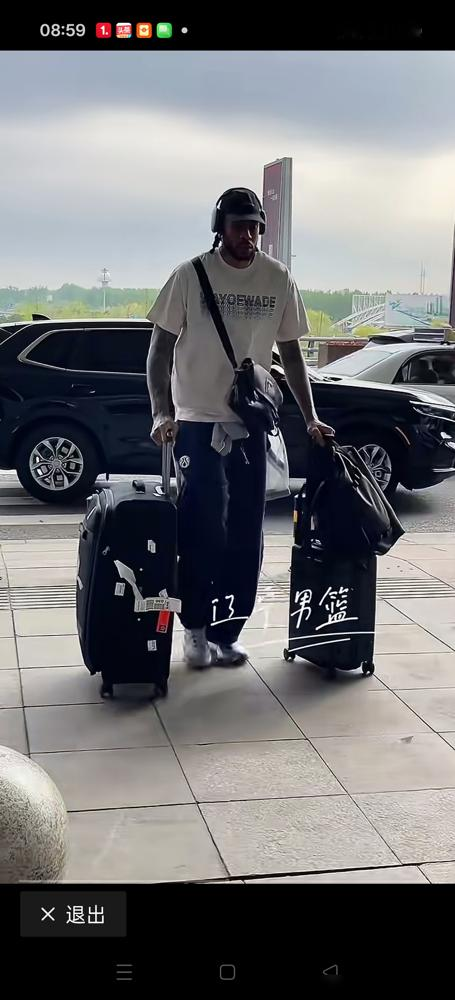 杨鸣彻底慌了？辽宁队刚到济南，他张嘴就说对手“非常恐怖”，甚至羡慕人家...