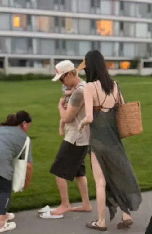 何穗陈伟霆阿那亚带娃被偶遇，178cm超模身材白到发光，一家三口氛围拉满。 ​