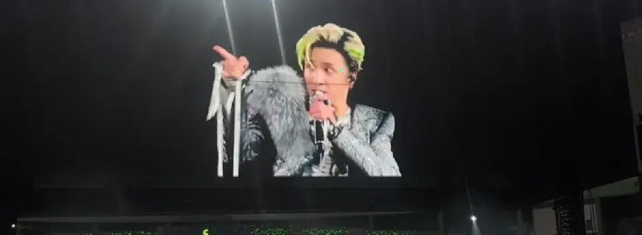 演唱会屏幕坏了薛之谦停下不唱非要等修好才继续，国庆成都连开7场全售罄，他对团队说的那句“没有下一次”到底在较什么真
10月1日晚，成都东安湖体育公园主体育场，“万兽之王”演唱会进行到一半，一块屏幕突然黑了。薛之谦没接着唱。他站在台上，看着工作人员抢修，对着硬体团队撂下一句“我再说一遍，没有下一次了”