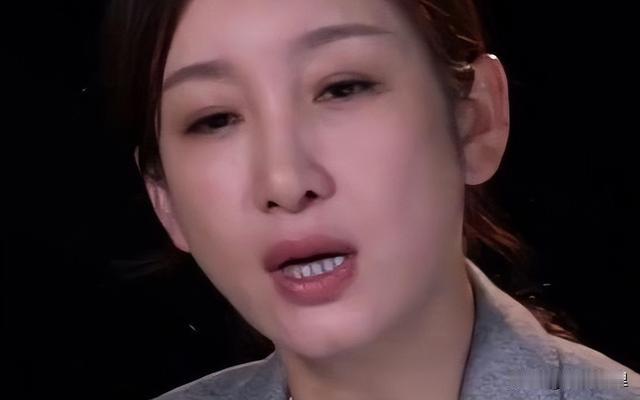 生死大雾漫过互联网，活人硬生生被赛博送葬，逝者反倒无人问津。这魔幻一幕真真切切发生了。2026年9月4日19点，回看这桩荒唐事，简直令人啼笑皆非。秦海璐社交账号评论区瞬间沦陷，满屏蜡烛表情闪烁，无数网友排队高呼节哀。人家丈夫王新军明明活蹦乱跳，一家人前阵子还在街头溜达。这叫什么事儿？无妄之灾从天而降
