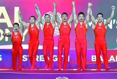 9月20号，爱知·名古屋亚运会首个比赛日，中国队10分钟内连拿两枚金牌。首金是本届中国代表团的开门红，两枚金牌来自不同项目的决赛。

先说首金。现代五项女子团体决赛，张明煜、吴希瑶、付静、孟鑫四个人出战，把这枚金牌拿下来了，实现了这个项目的亚运会卫冕。这次比赛用的是新规则，障碍跑顶替了传统马术。障碍