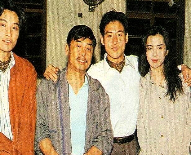 张学友和王祖贤中间，站着个眼神发怯的毛头小子，网友看了半天愣是没认出来。

这是1990年《都市煞星》的片场。当时张学友正当红，王祖贤美得让人挪不开眼。谁能想到，旁边这个挤在镜头里笑得拘谨的新人，是刚拿了新秀歌唱冠军的谭耀文。

这是三人这辈子唯一一次同框。电影拍完，大家各奔东西。三十年一晃眼，张学